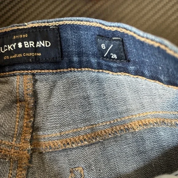 Women's Lucky Brand Sweet N Crop Dark Wash Jeans Mid Rise  Sz. 6/28 - Picture 8 of 9